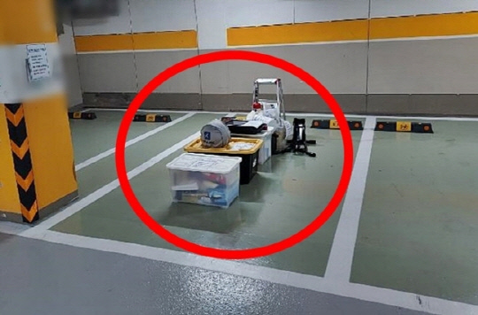 주차공간을 확보하기 위해 물건을 적치해둔 모습.   [사진출처=보배드림]